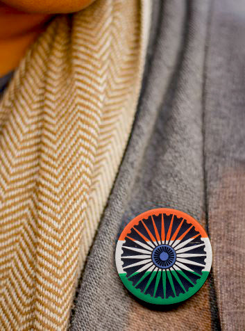 Pin de bandera india de madera ecológica: insignia del orgullo nacional ecológico.