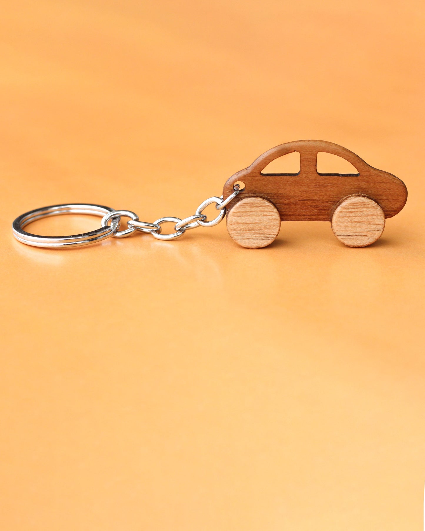 Conduce con estilo con nuestro llavero de madera para auto: tu elegante accesorio automotriz