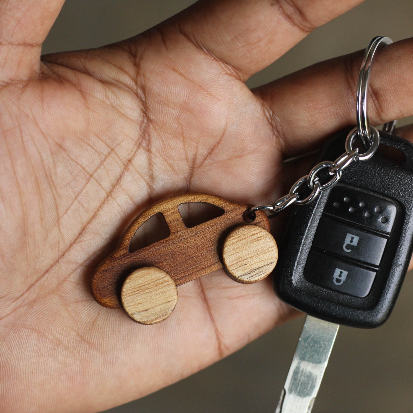 Conduce con estilo con nuestro llavero de madera para auto: tu elegante accesorio automotriz