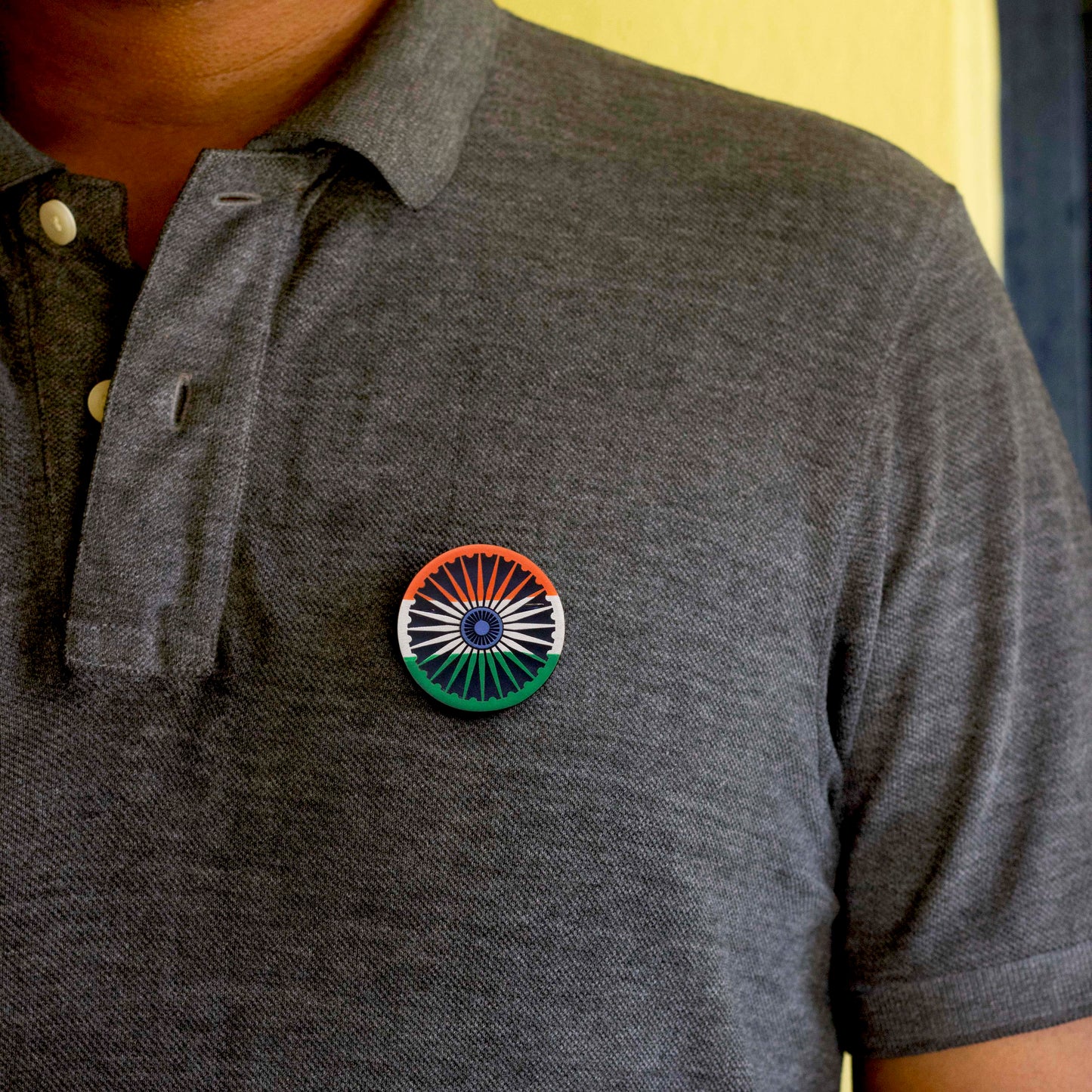 Pin de bandera india de madera ecológica: insignia del orgullo nacional ecológico.