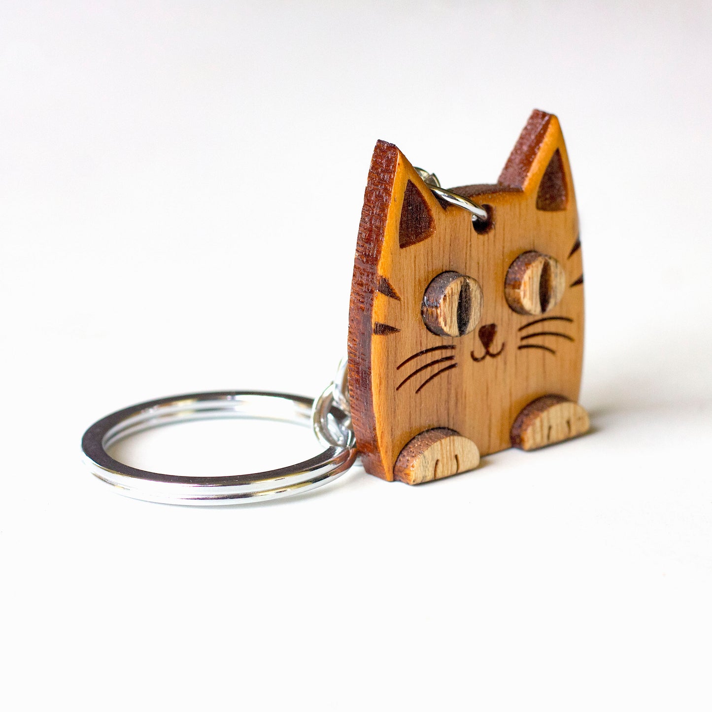 Wooden Cat Keychain - Eco-Conscious and Nature-inspired Key Accessory