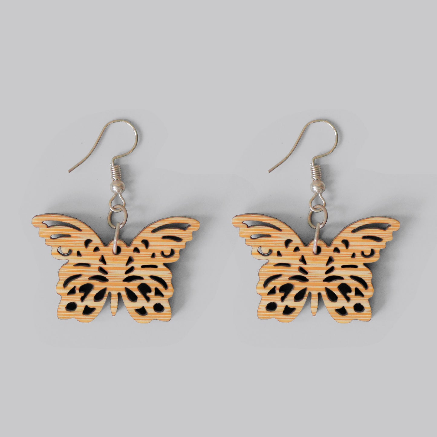 Pendientes de bambú con diseño de mariposas de madera ecológica - Pendientes sostenibles con encanto natural