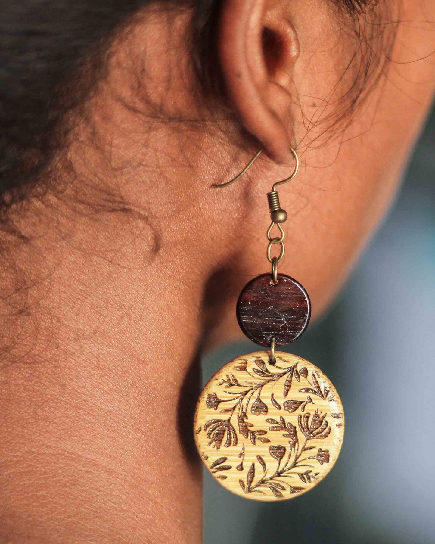 Pendientes con grabado floral de bambú: joyería ecológica para un look natural y elegante